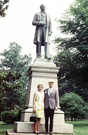 Robert “Bob” Lee Brown Sr., BE’50 and his wife